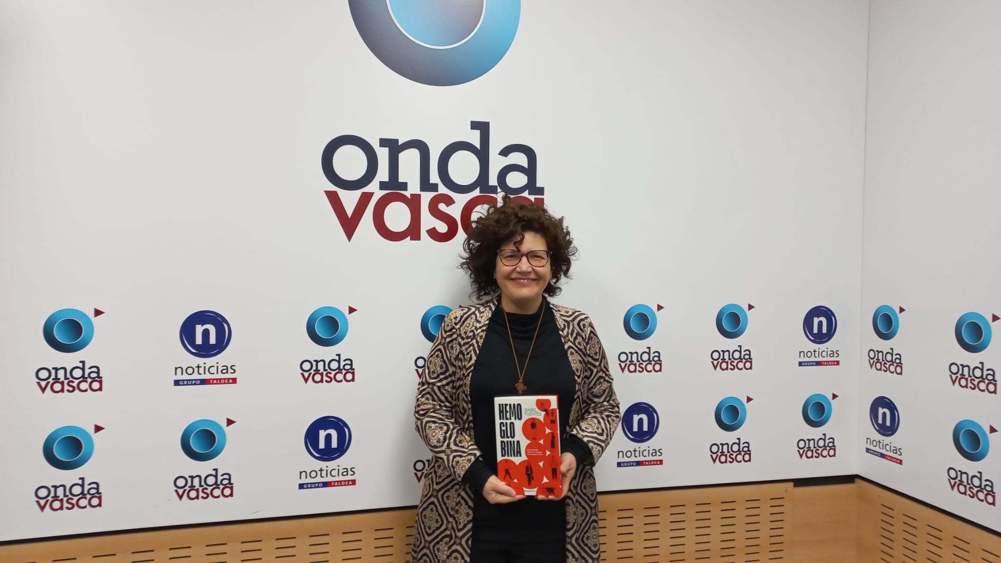 Isabel Fuentes posa en los estudios de Onda Vasca