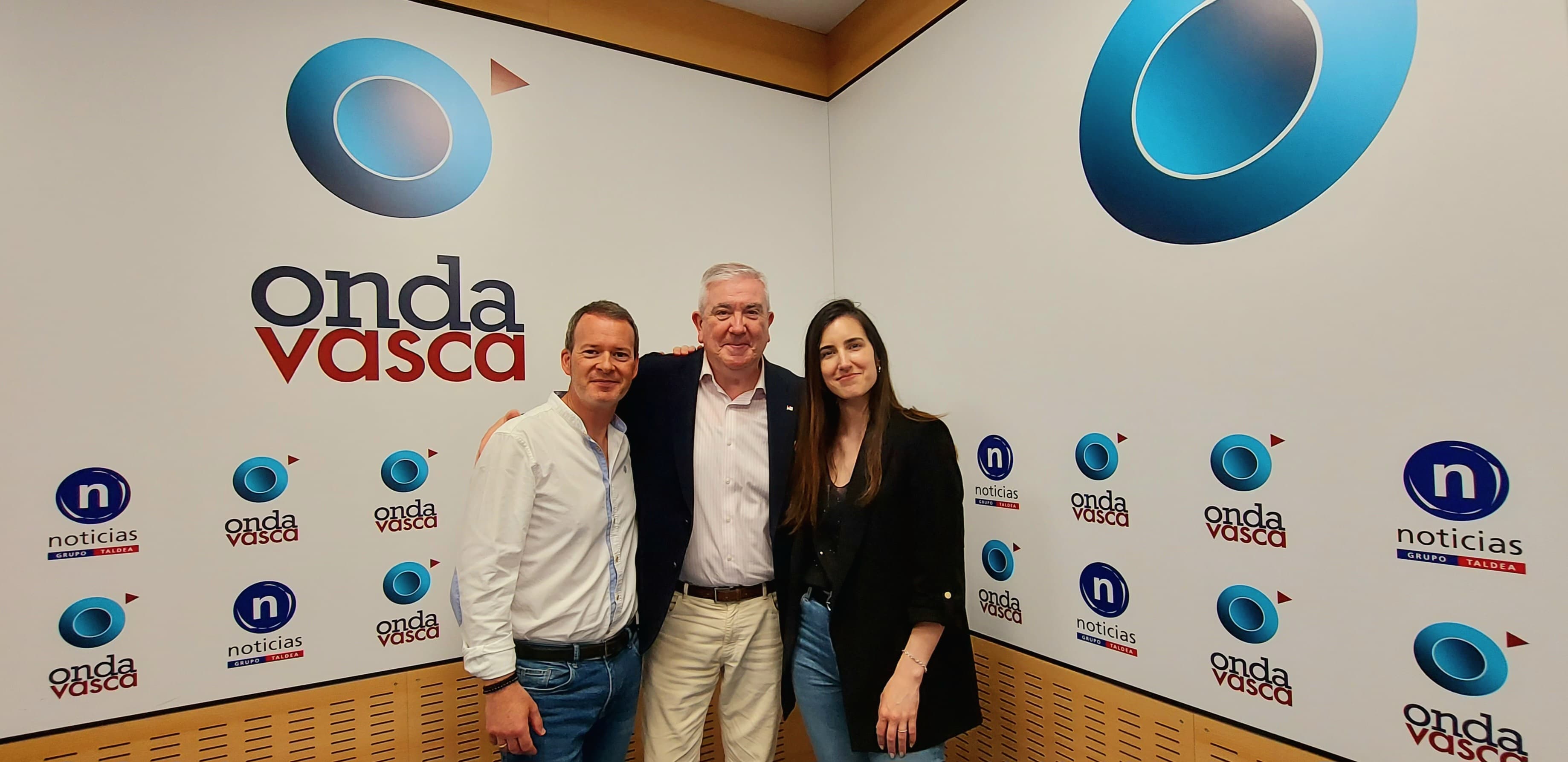 Isidro Elezgarai junto a Txema Gutiérrez e Iranzu Calvo