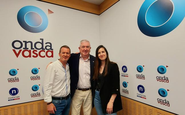 Isidro Elezgarai junto a Txema Gutiérrez e Iranzu Calvo