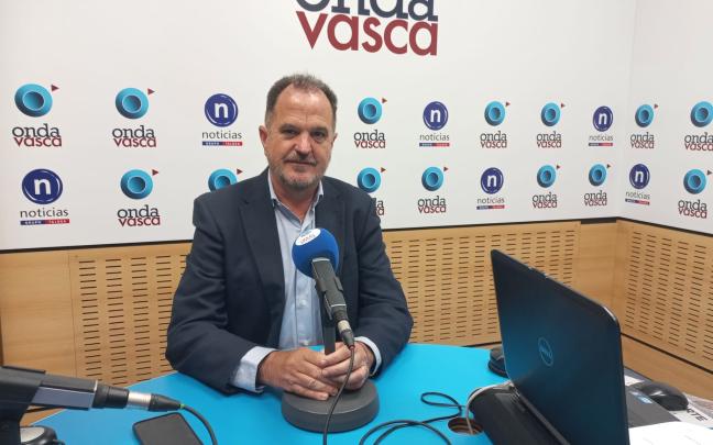 Carlos Iturgaiz en los estudios de Onda Vasca Carlos Iturgaiz en los estudios de Onda Vasca