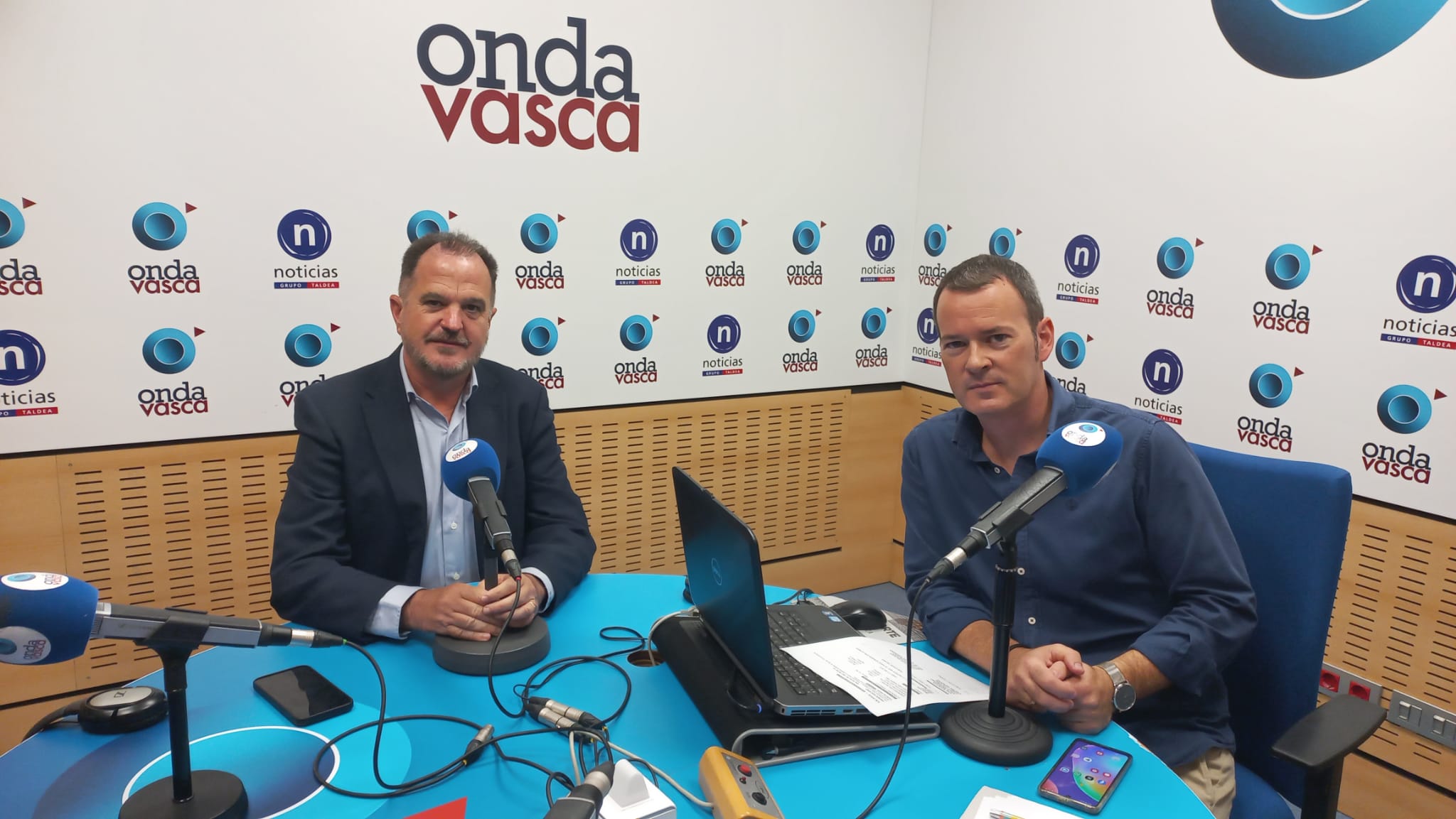 Carlos Iturgaiz en los estudios de Onda Vasca