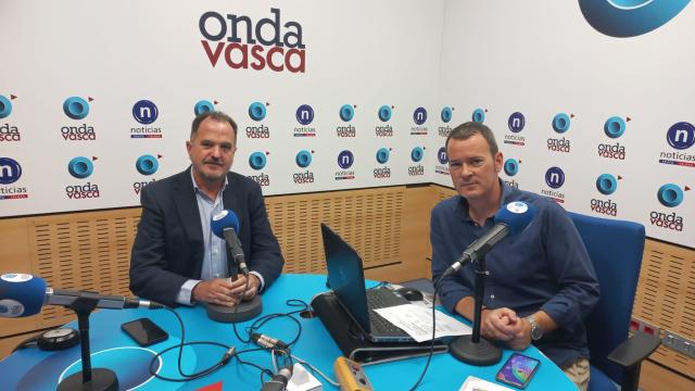 Carlos Iturgaiz en los estudios de Onda Vasca Carlos Iturgaiz en los estudios de Onda Vasca