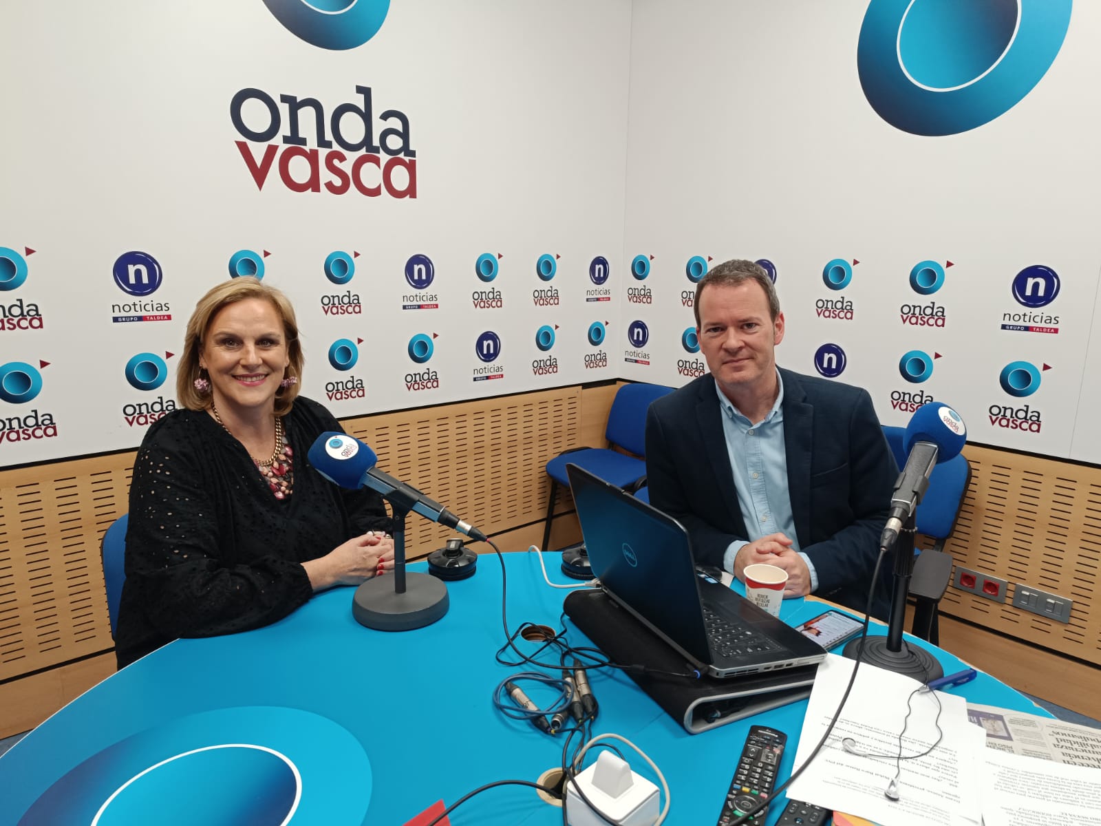 Itxaso Atutxa con Txema Gutiérrez en los estudios de ONDA VASCA