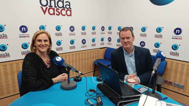 Itxaso Atutxa con Txema Gutiérrez en los estudios de ONDA VASCA
