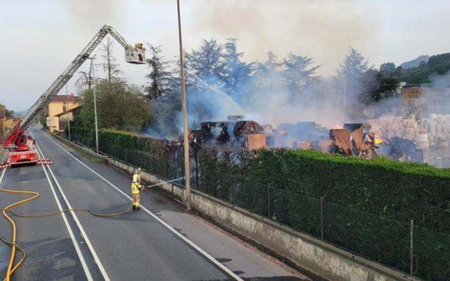 Detenido un trabajador por el incendio en la papelera de Iurreta. Bomberos de Iurreta.