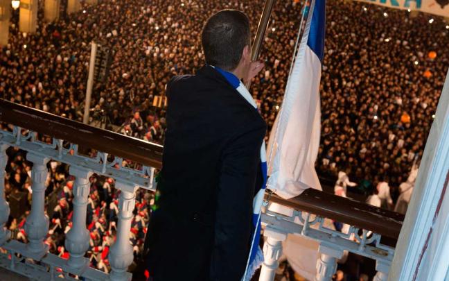 El alcalde Eneko Goia iza la bandera de Donostia en una imagen de archivo