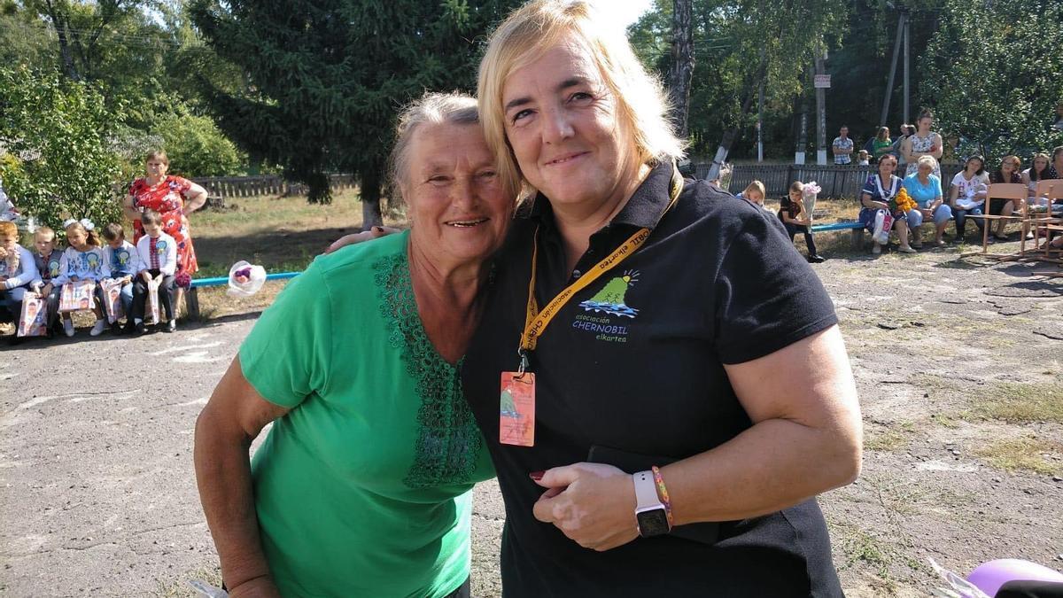 A la derecha Marian Izagirre, presidenta de la Asociación Chernobil Elkartea