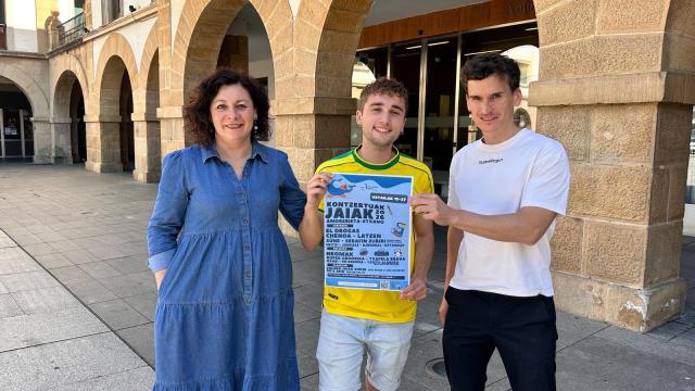 alcaldesa del municipio, Ainhoa Salterain, el concejal de cultura Koldo Bilbao