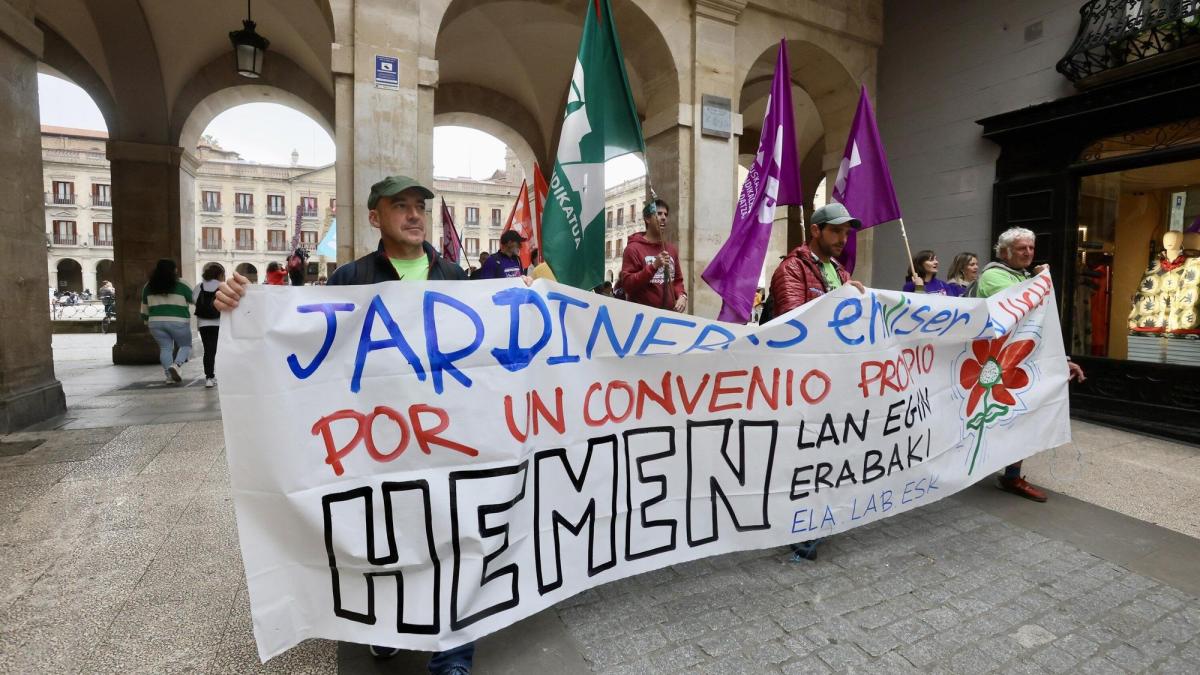 Manifestación de los trabajadores de Enviser por las calles de Vitoria-Gasteiz. DNA