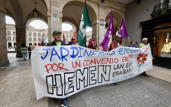 Manifestación de los trabajadores de Enviser por las calles de Vitoria-Gasteiz. DNA