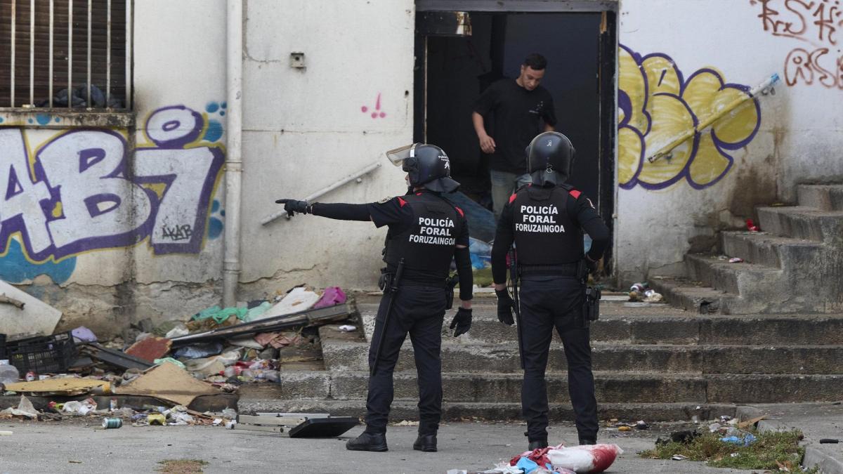 Agentes de Policía Foral en la antigua Ikastola Jaso. Iñaki Porto