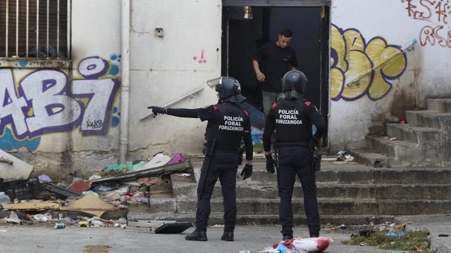 Agentes de Policía Foral en la antigua Ikastola Jaso. Iñaki Porto
