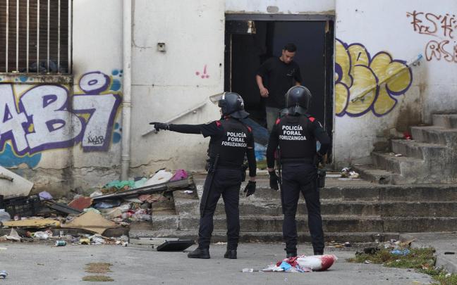 Agentes de Policía Foral en la antigua Ikastola Jaso. Iñaki Porto