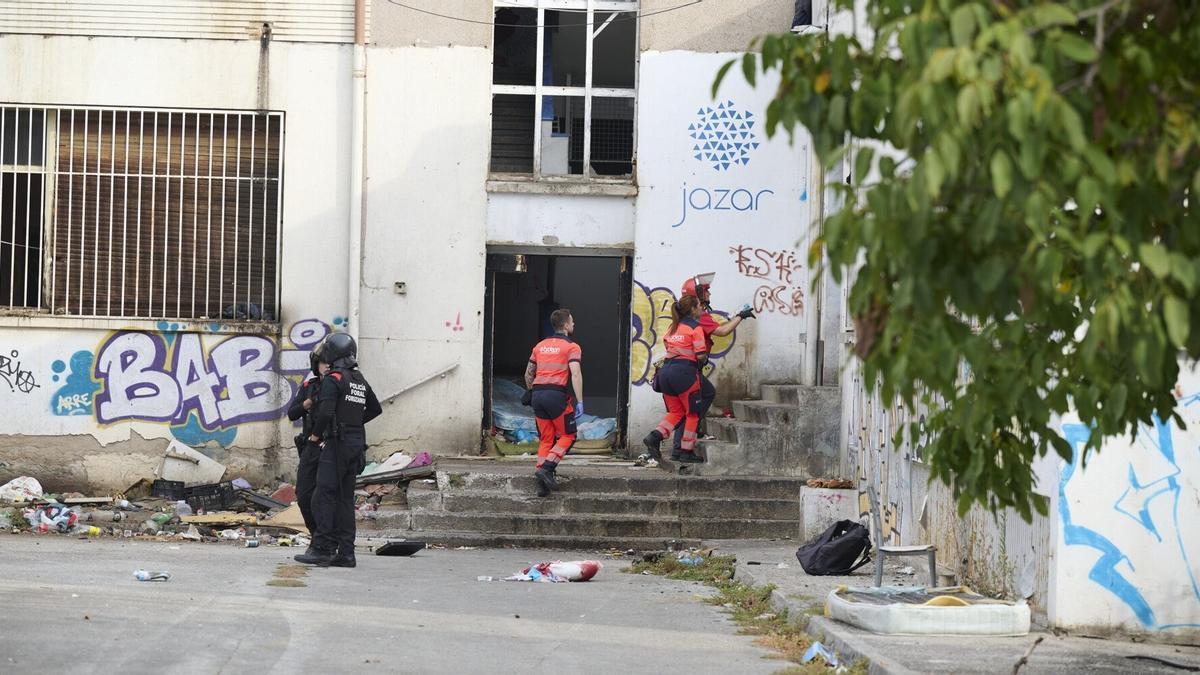 Policías forales y sanitarios en el exterior del inmueble que albergaba la antigua ikastola Jaso. Iñaki Porto