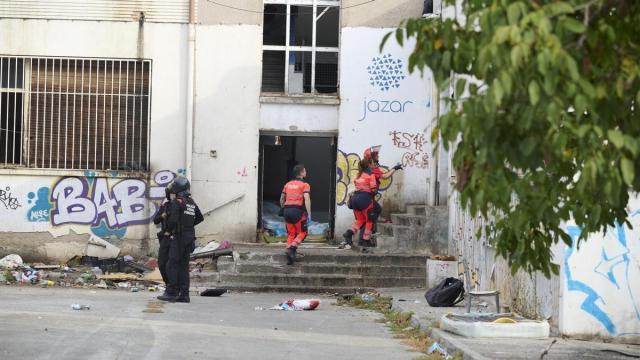 Policías forales y sanitarios en el exterior del inmueble que albergaba la antigua ikastola Jaso. Iñaki Porto