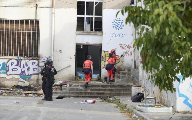 Policías forales y sanitarios en el exterior del inmueble que albergaba la antigua ikastola Jaso. Iñaki Porto