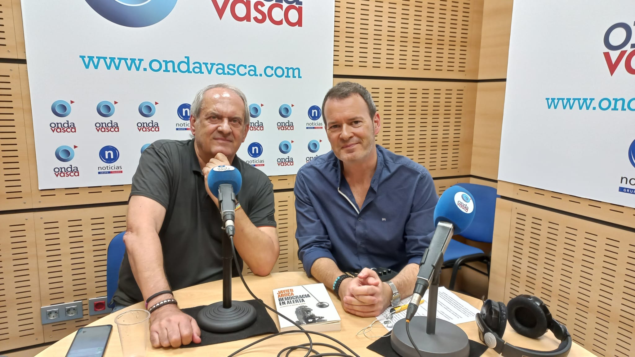 Javier Aroca con Txema Gutiérrez en los estudios de ONDA VASCA