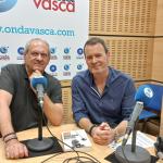 Javier Aroca con Txema Gutiérrez en los estudios de ONDA VASCA