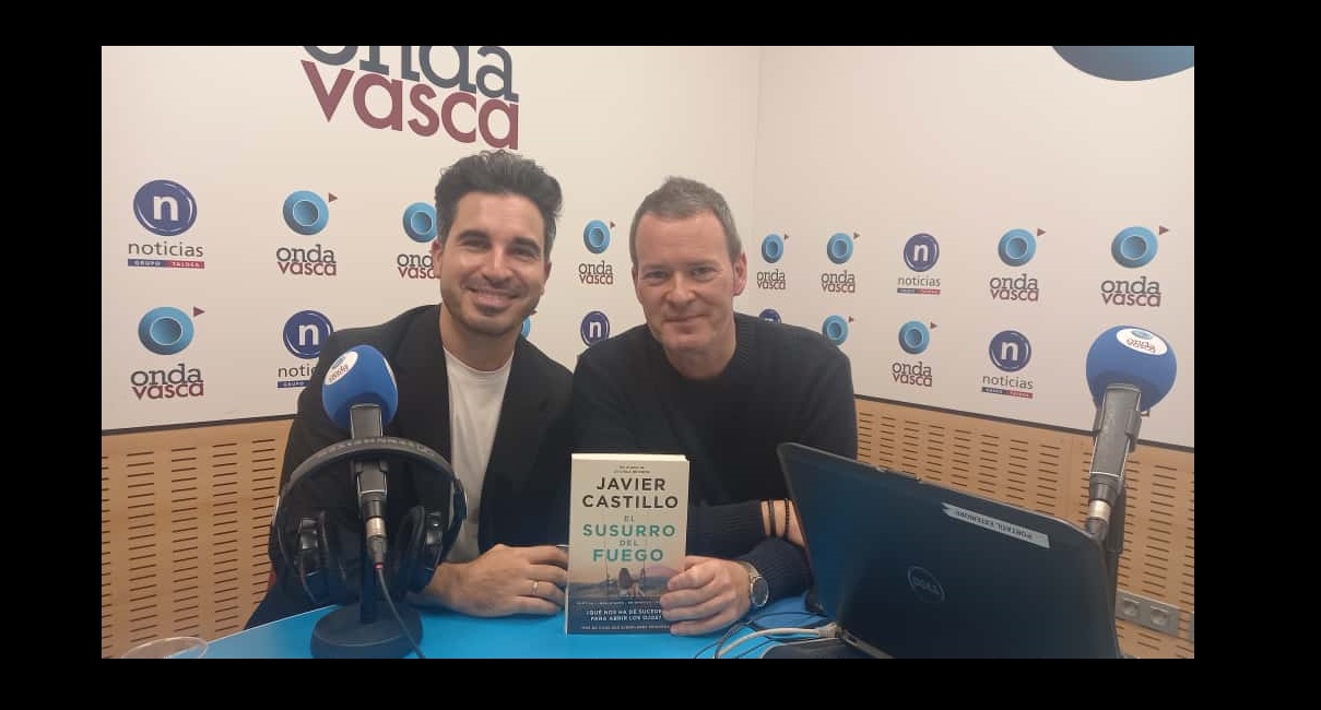 El escritor Javier Castillo, junto a Txema Gutiérrez, en el estudio de Onda Vasca