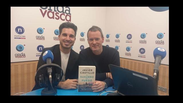 El escritor Javier Castillo, junto a Txema Gutiérrez, en el estudio de Onda Vasca