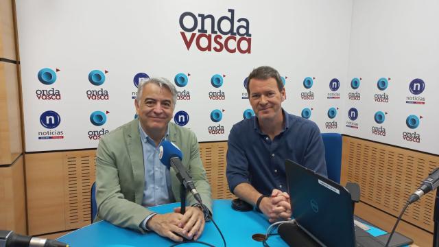 Javier de Andrés con Txema Gutiérrez en los estudios de ONDA VASCA