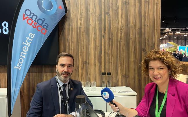El consejero de Turismo, Comercio y Consumo del Gobierno Vasco, Javier Hurtado, en el stand de Onda Vasca en Fitur