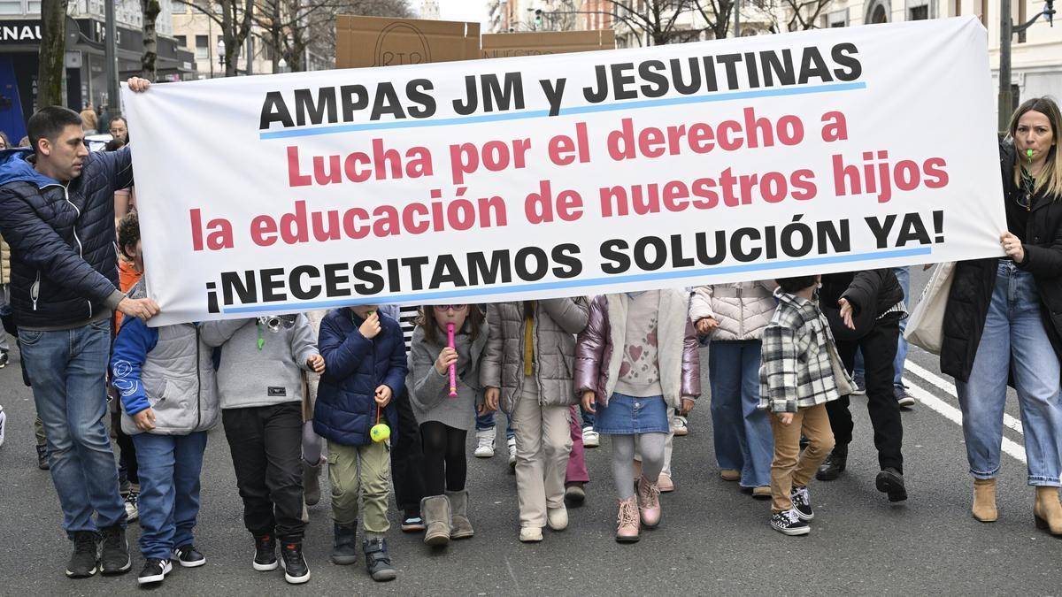 Imagen de la manifestación de familias del colegio Jesús María y Jesuitinas del 29 de marzo. Oskar González