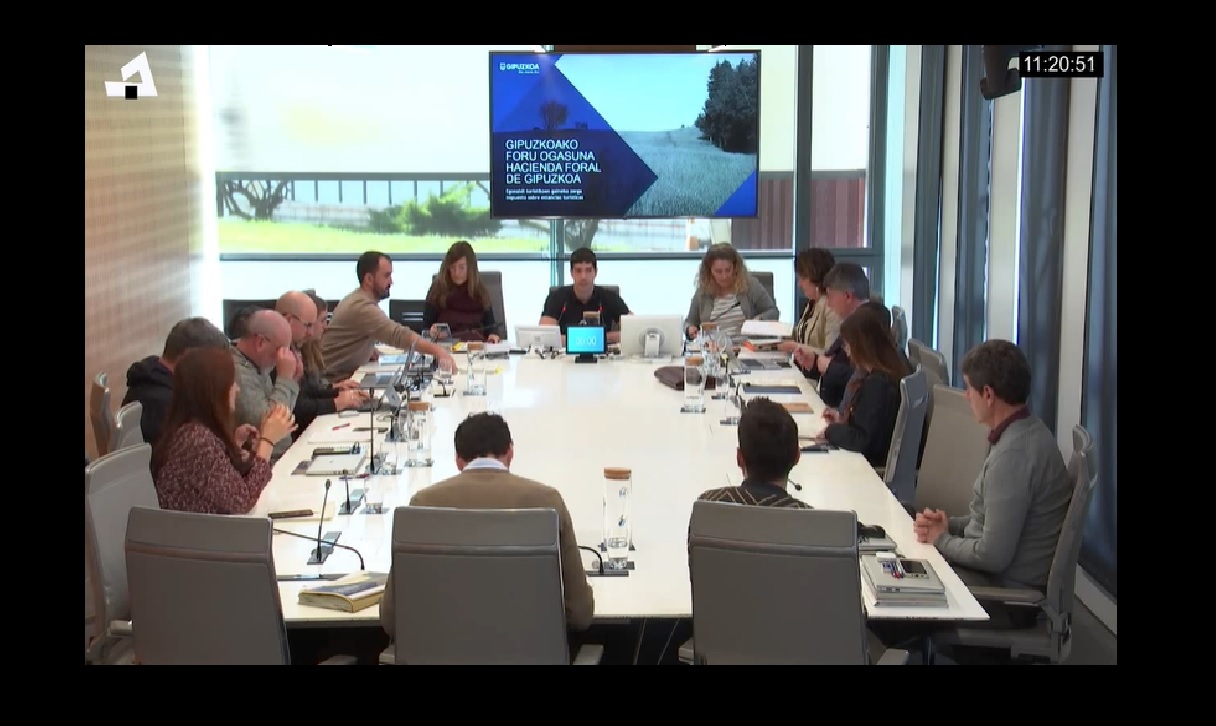 Comisión de Hacienda y Finanzas de las JJGG donde la diputada Itziar Agirre ha explicado los detalles de la tasa turística