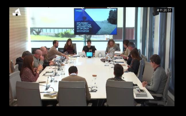 Comisión de Hacienda y Finanzas de las JJGG donde la diputada Itziar Agirre ha explicado los detalles de la tasa turística