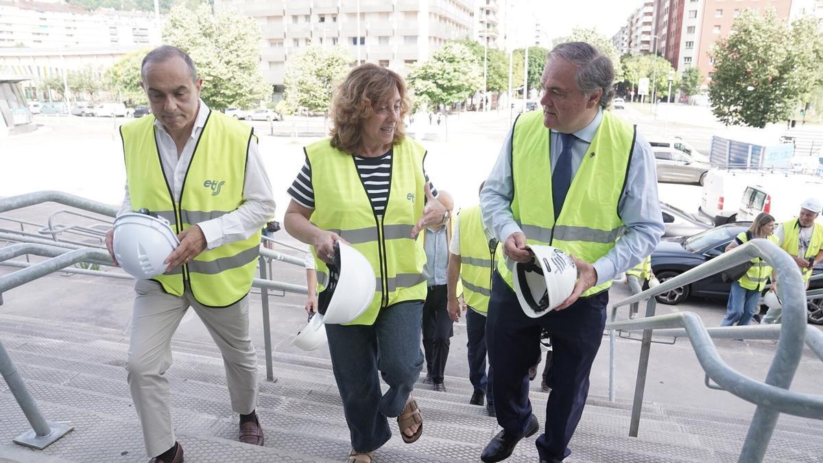 Jokin Aperribay, en su visIta ayer a las obras del Topo. RUBEN PLAZA