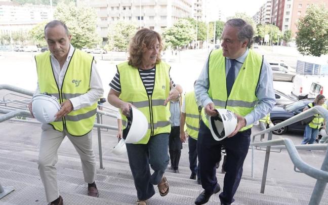 Jokin Aperribay, en su visIta ayer a las obras del Topo. RUBEN PLAZA
