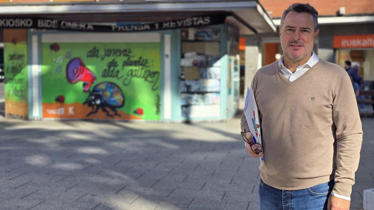 Jon Andoni Uria, concejal de Obras para los Barrios y la Ciudad, en la plaza Bide Onera 