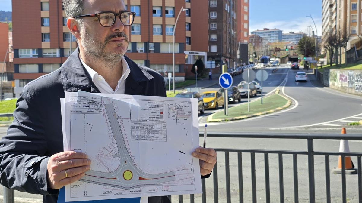 Jon Andoni Uria, concejal de Obras y Servicios con los planos de la rotonda que se creará en Cruces