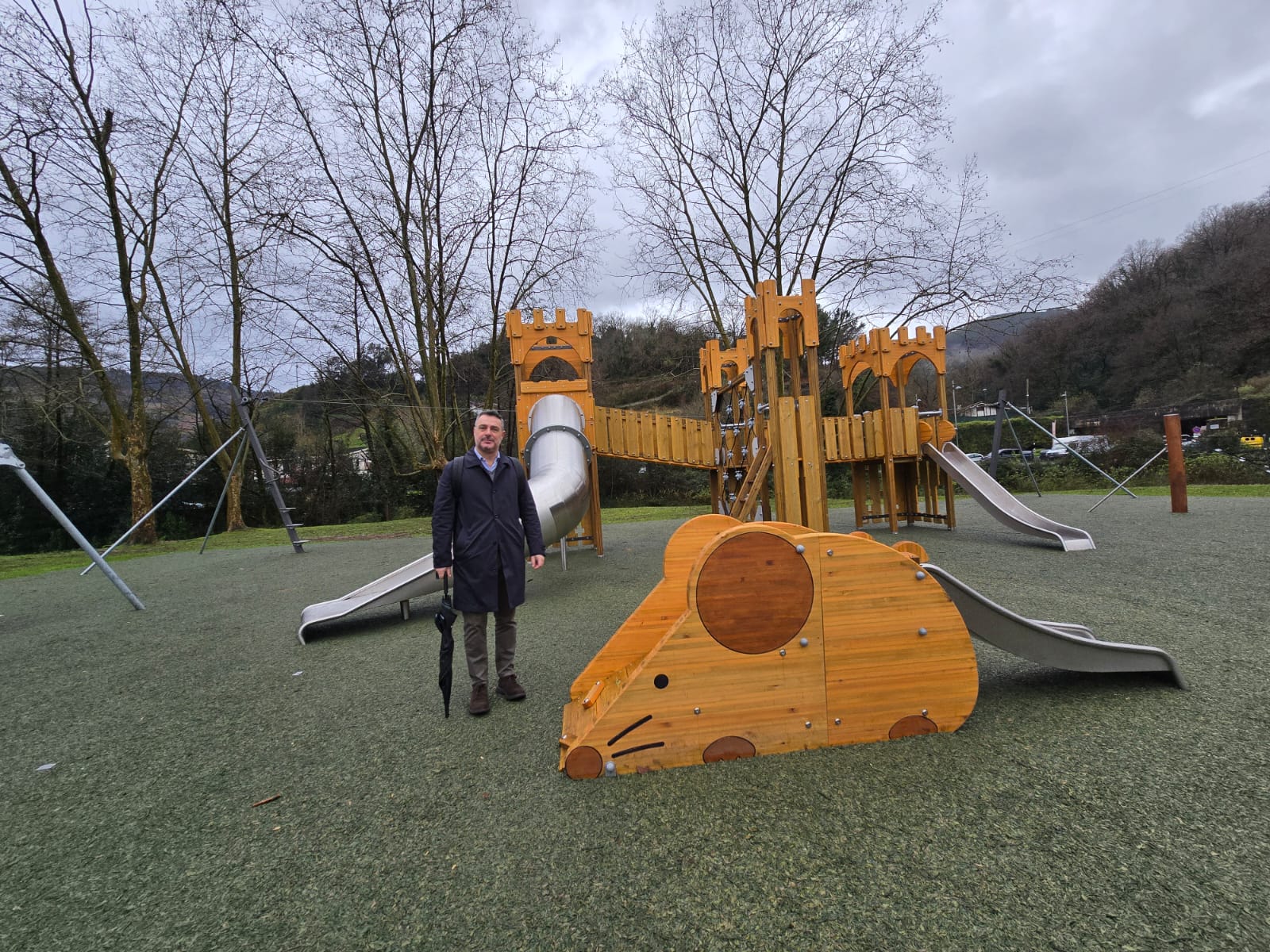 Jon Andoni Uria, concejal de Obras y Servicios para los Barrios y la Ciudad, en el nuevo parque de Gorostiza 