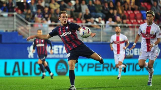 Jon Bautista,en un lance del partido contra el Huesca. LA LIGA