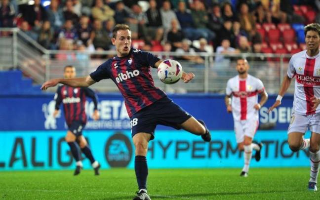 Jon Bautista,en un lance del partido contra el Huesca. LA LIGA