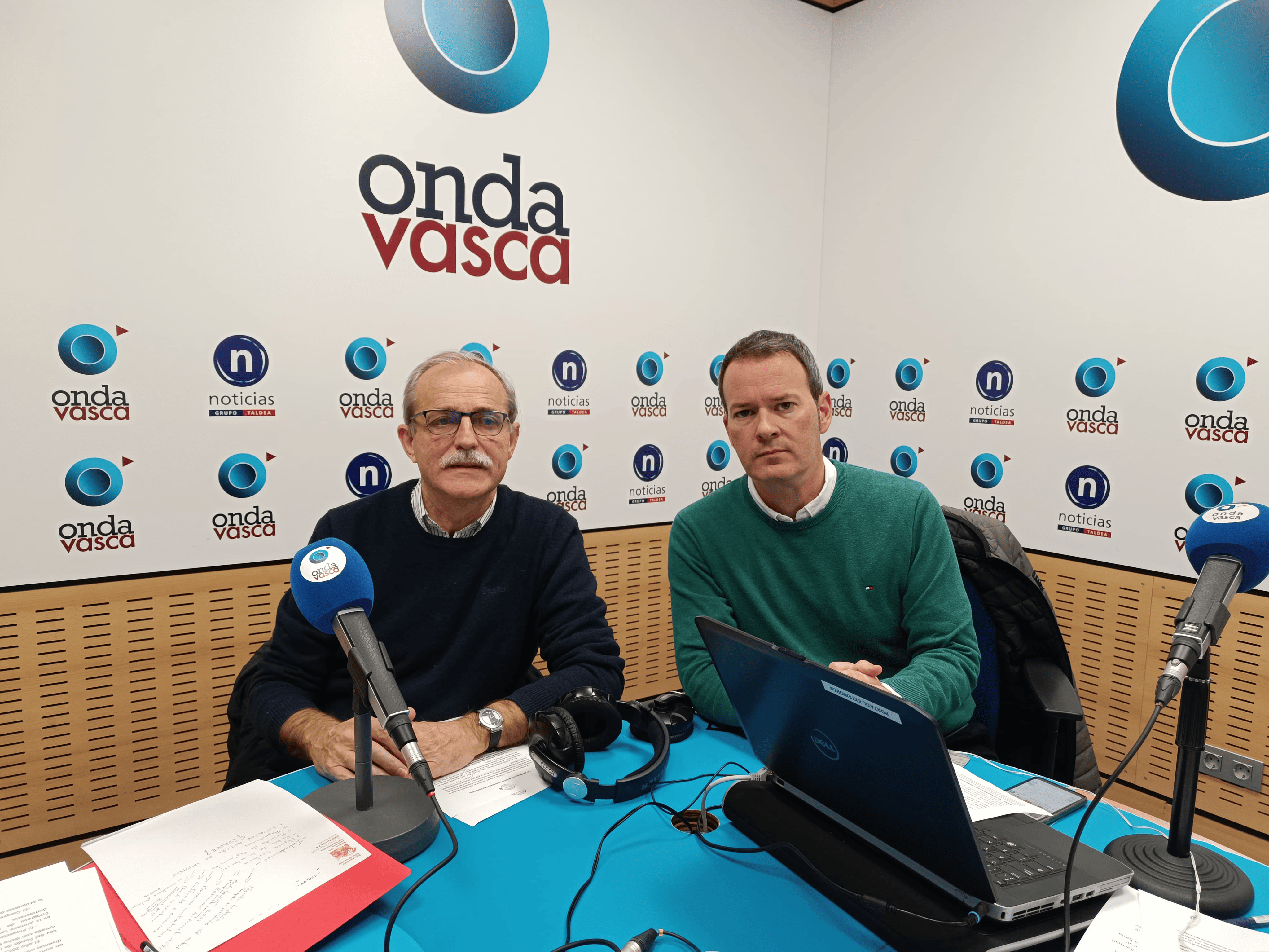 Jon García, portavoz de Asviamie con Txema Gutiérrez en los estudios de ONDA VASCA