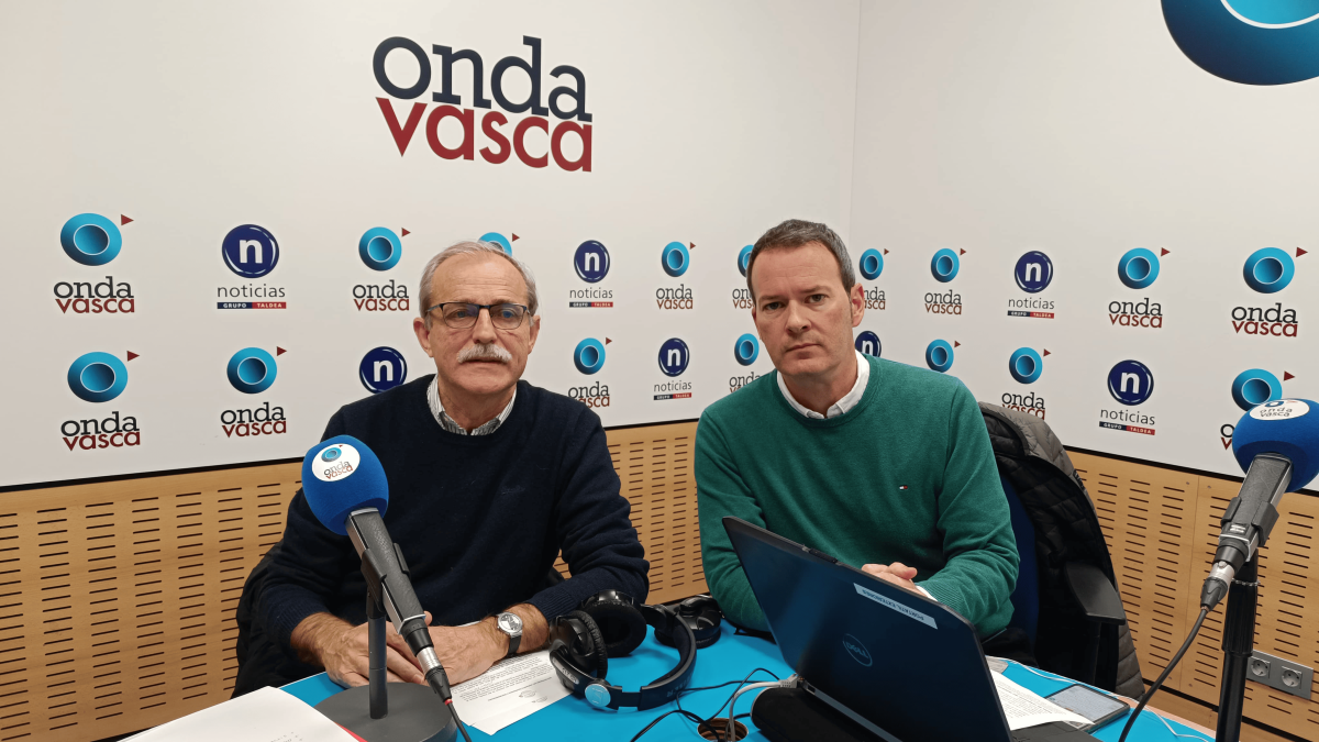 Jon García, portavoz de Asviamie con Txema Gutiérrez en los estudios de ONDA VASCA