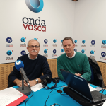 Jon García, portavoz de Asviamie con Txema Gutiérrez en los estudios de ONDA VASCA