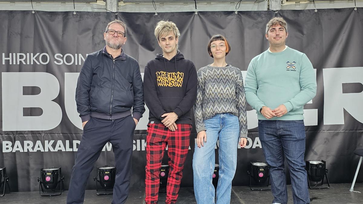 Jonathan Martín, concejal de Juventud del Ayuntamiento junto a los ganadores del Premio Igualdad de Hiriko Soinuak y Jon Gondra, organizador de Bunker