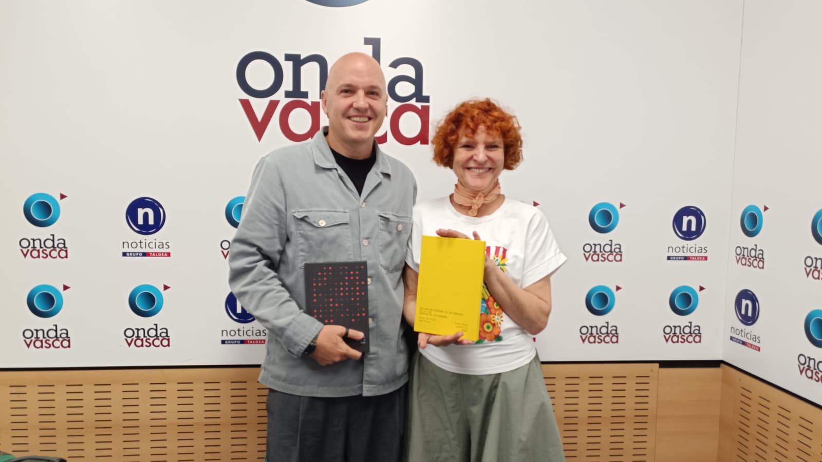 La coordinadora del evento Beatriz Celaya y Javier del Puerto, fundador de la editorial Kwalia