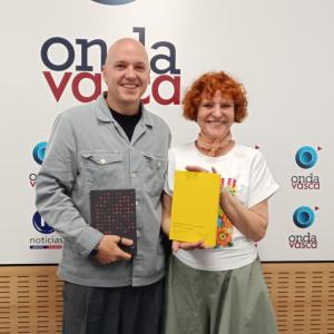 La coordinadora del evento Beatriz Celaya y Javier del Puerto, fundador de la editorial Kwalia