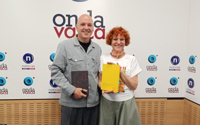 La coordinadora del evento Beatriz Celaya y Javier del Puerto, fundador de la editorial Kwalia