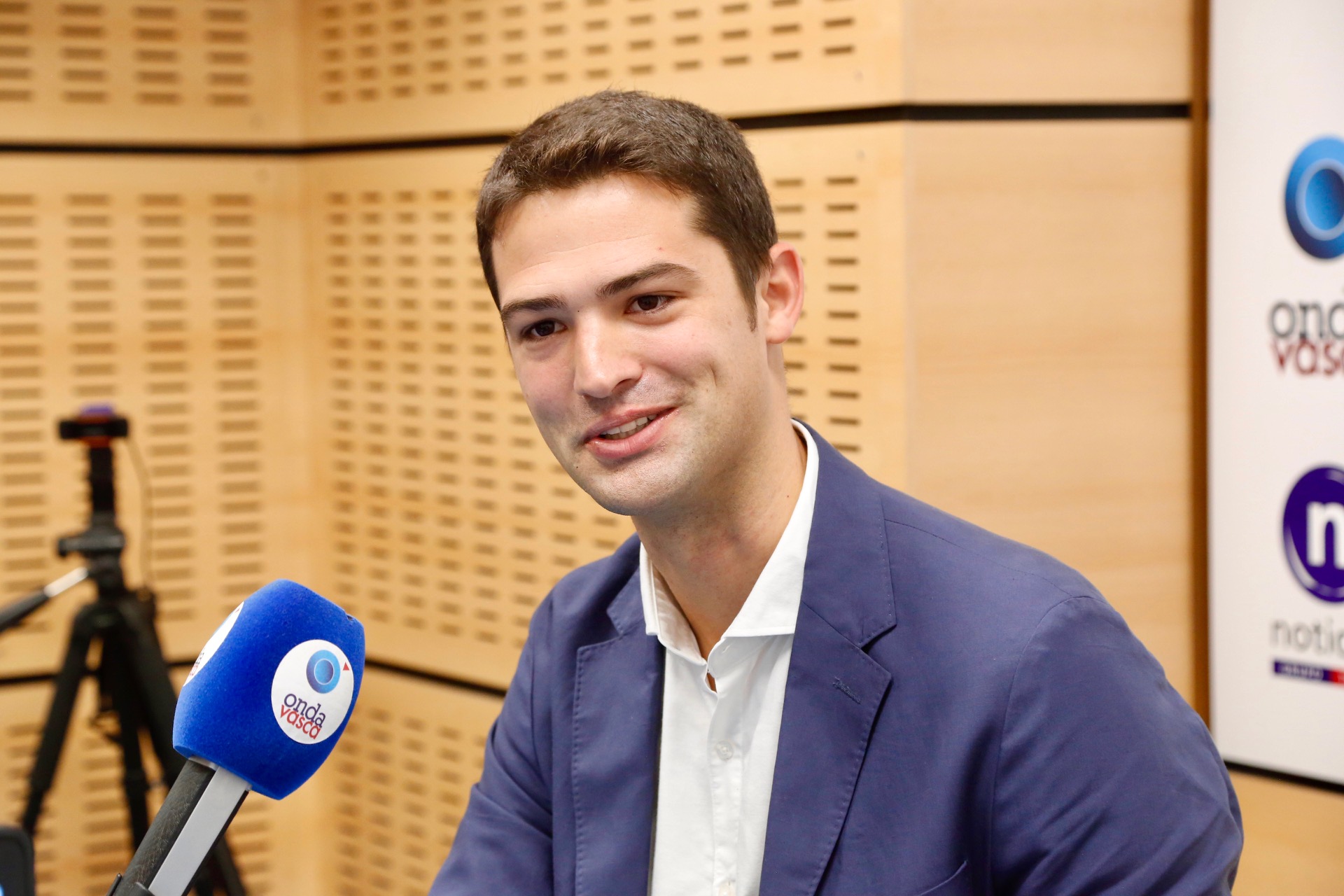 Joseba Díez Antxustegi en los estudios de ONDA VASCA. 