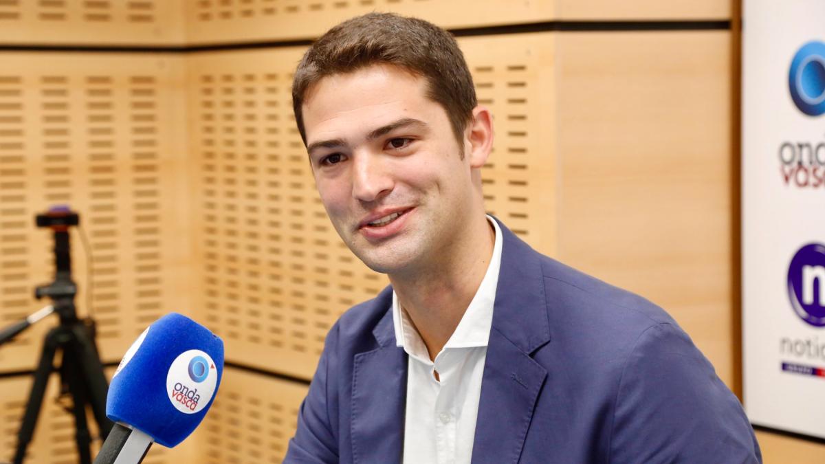 Joseba Díez Antxustegi en los estudios de ONDA VASCA. 