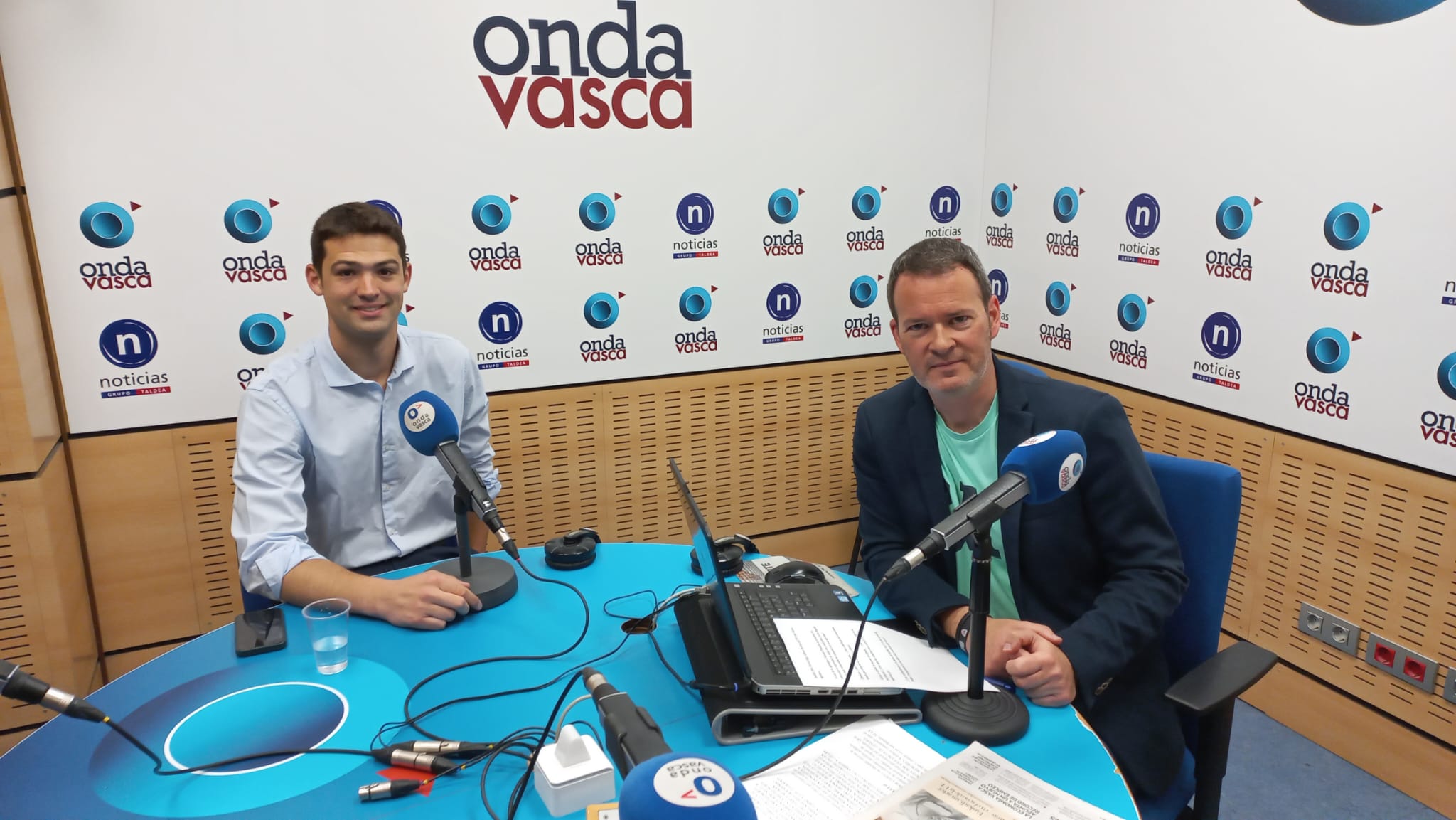 Joseba Díez Antxustegi en los estudios de ONDA VASCA 