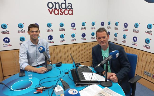 Joseba Díez Antxustegi en los estudios de ONDA VASCA 