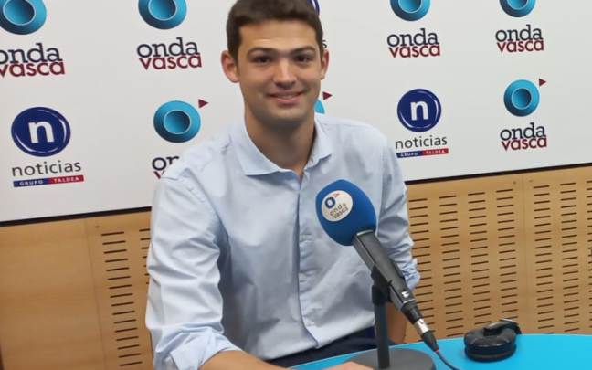 Joseba Díez Antxustegi en los estudios de ONDA VASCA 