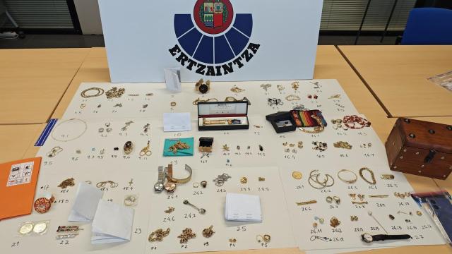Joyas incautadas por la Ertzaintza en Azpetia. DEPARTAMENTO DE SEGURIDAD