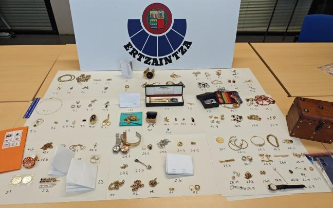 Joyas incautadas por la Ertzaintza en Azpetia. DEPARTAMENTO DE SEGURIDAD